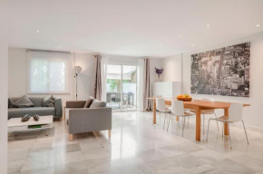  Casa Esquinada de Diseño a 3mn de Puerto Banus  Марбелья